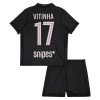Virallinen pelipaita Paris Saint-Germain Vitinha 17 4. Paita Jordan 2025-26 Lyhythihainen - Lasten ( + Lyhyet housut ) Virallinen pelipaita Paris Saint-Germain Vitinha 17 4. Paita Jordan 2025-26 Lyhythihainen - Lasten ( + Lyhyet housut )