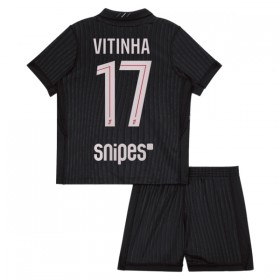 Virallinen pelipaita Paris Saint-Germain Vitinha 17 4. Paita Jordan 2025-26 Lyhythihainen - Lasten ( + Lyhyet housut )