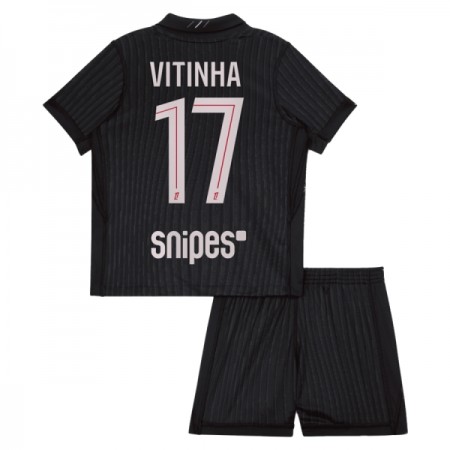 Virallinen pelipaita Paris Saint-Germain Vitinha 17 4. Paita Jordan 2025-26 Lyhythihainen - Lasten ( + Lyhyet housut ) Virallinen pelipaita Paris Saint-Germain Vitinha 17 4. Paita Jordan 2025-26 Lyhythihainen - Lasten ( + Lyhyet housut )