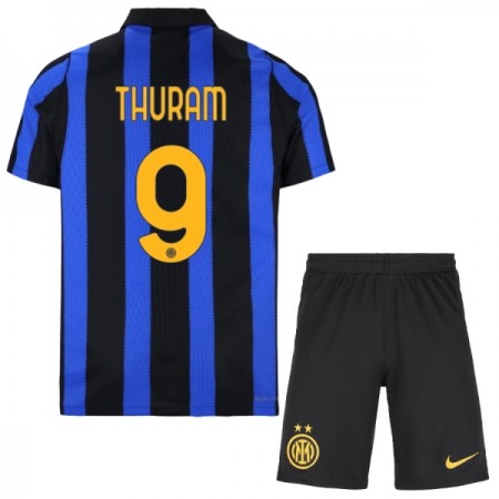 Virallinen pelipaita Inter Milan Thuram 9 Koti 2026-27 Lyhythihainen - Lasten ( + Lyhyet housut ) Virallinen pelipaita Inter Milan Thuram 9 Koti 2026-27 Lyhythihainen - Lasten ( + Lyhyet housut )