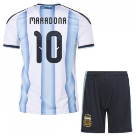Virallinen pelipaita Argentiina Maradona 10 Koti MM-kisat 2026 Lyhythihainen - Lasten ( + Lyhyet housut )