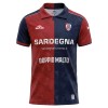Virallinen pelipaita Cagliari Calcio Koti 2026-27 Lyhythihainen - Miesten Virallinen pelipaita Cagliari Calcio Koti 2026-27 Lyhythihainen - Miesten